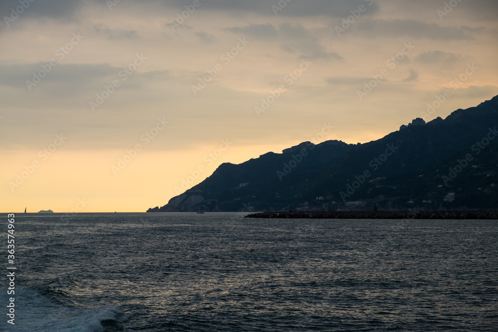 Der Golf von Salerno, Italien, bei Sonnenuntergang