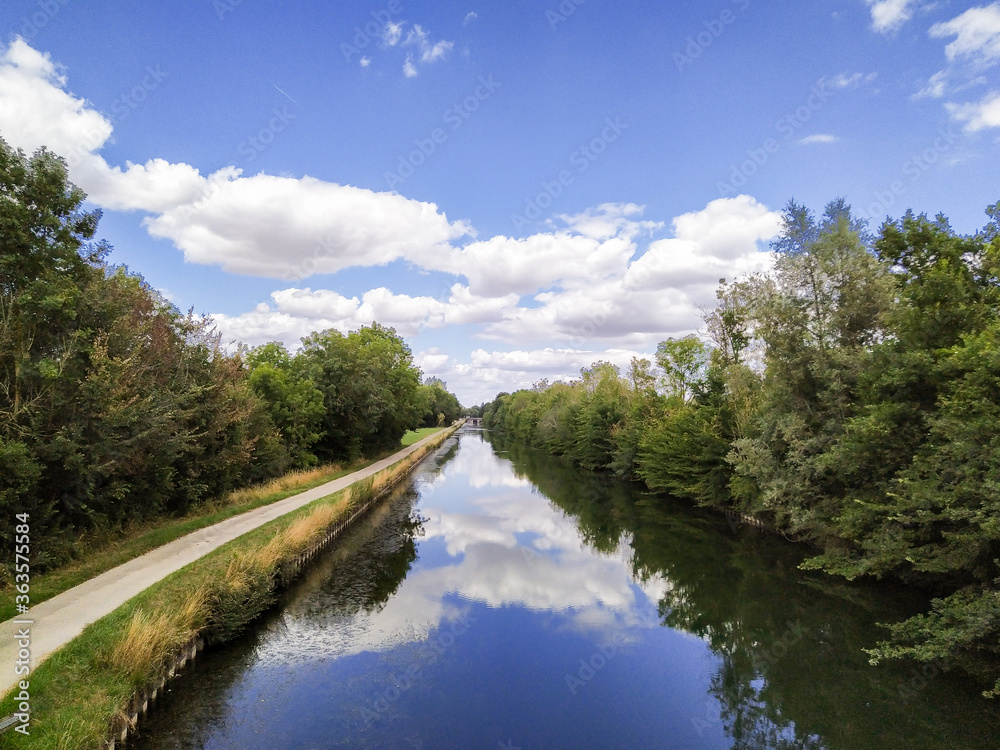 canal dans le nord de la France