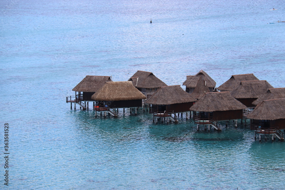Bungalows sur pilotis d'un hôtel à Moorea, Polynésie française