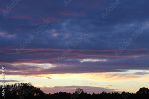 Sonnenuntergang mit leicht gefärbten Wolken