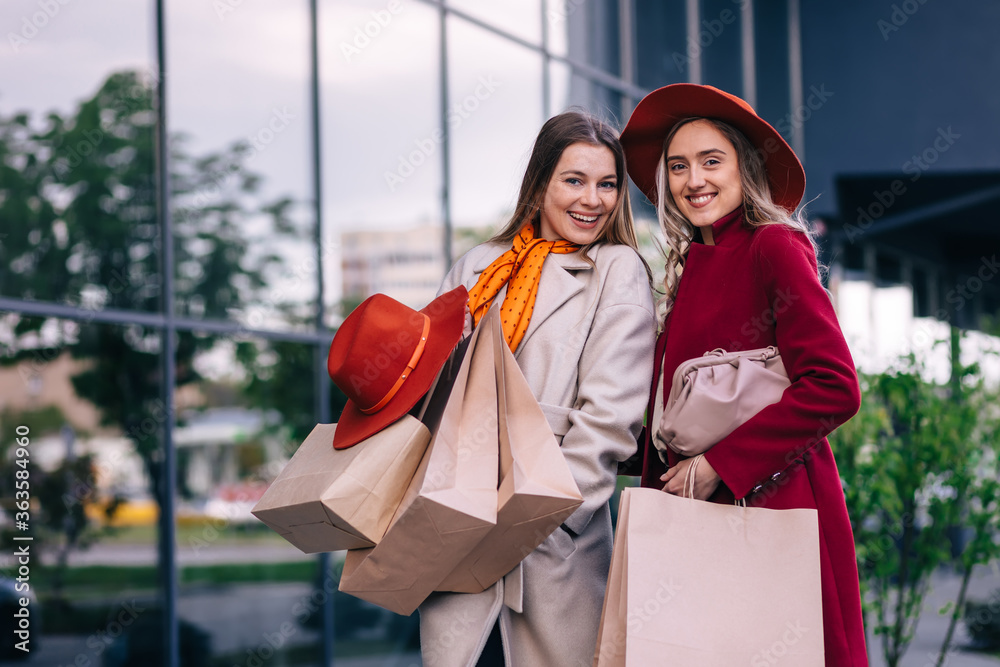 Friends are happy shopping, walking near shopping centers Friends are happy shopping, walking near shopping centers