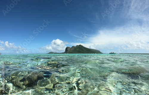 Lagon turquoise et île de Maupiti, Polynésie française photo