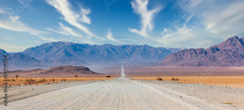 Foto Gravel road and beautiful landscape in Namibia