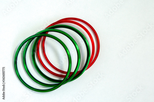 Foto Top view side view of Green bangles and red bangles isolated in white background
