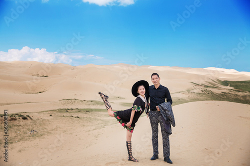 A couple traveling in the desert. © 一飞 黄
