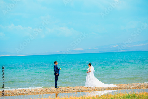 Couples take wedding photos by the sea and by the lake.
