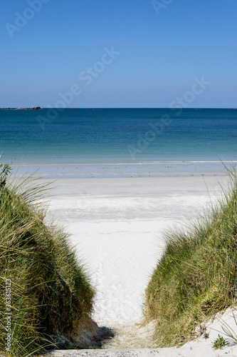 Fototapeta Naklejka Na Ścianę i Meble -  white sand beach and blue turquoise sea
