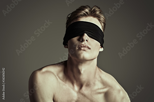Foto blindfold young man