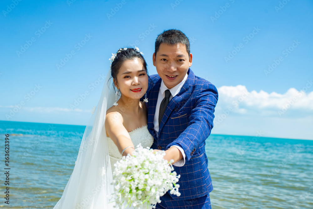 Couples take wedding photos by the beach and lake to propose. Couples take wedding photos by the beach and lake to propose.