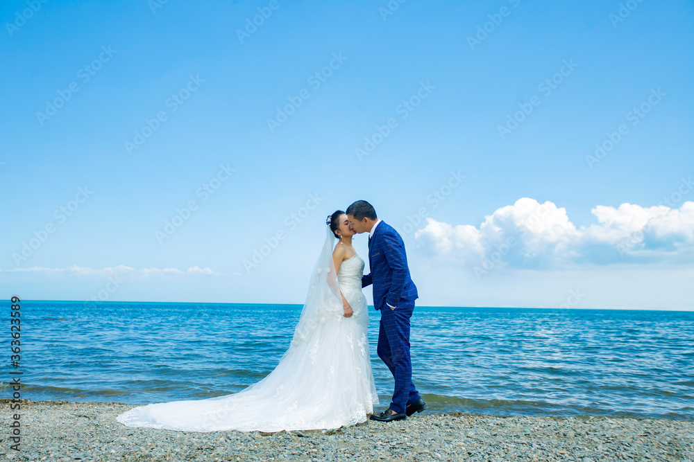 Couples take wedding photos by the beach and lake to propose. Couples take wedding photos by the beach and lake to propose.