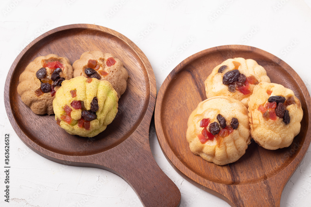 Mixed fruit cakes on a wooden plate Mixed fruit cakes on a wooden plate