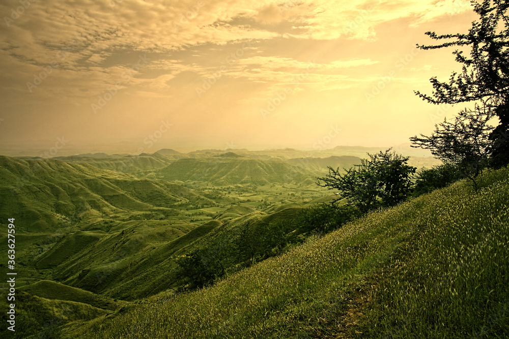 Obraz premium View of Hills around Bawangaja the Jain Pilgrim Center in Barwani district of southwestern Madhya Pradesh, India.