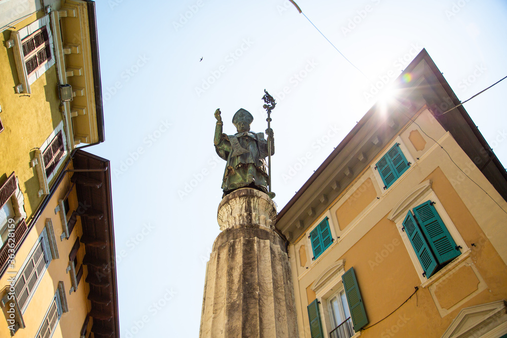 Fototapeta premium Denkmal in Salo , Gardasee
