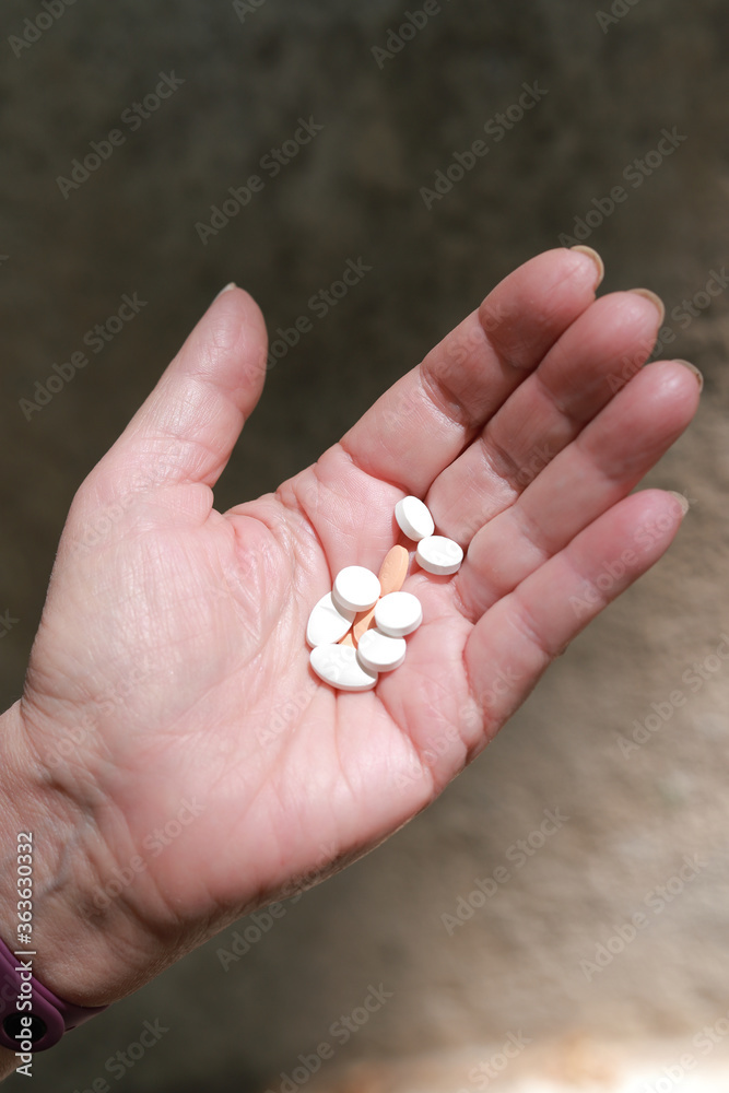 mano de persona mayor con varias pastillas en la palma de su mano mano de persona mayor con varias pastillas en la palma de su mano
