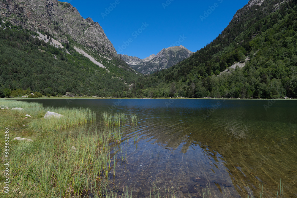 lago rodeado de montañas en los pirineos catalanes