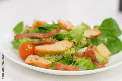 Ensalada verde de pollo y bacon