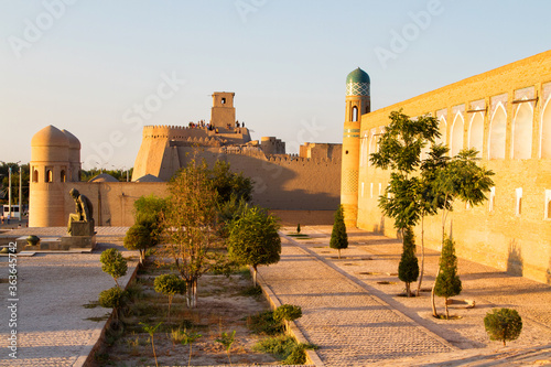 Fotografie KHIVA, UZBEKISTAN - AUGUST 15, 2015: Western gate (Ata Darvoza) to ancient town of Itchan Kala