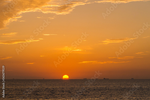 朝焼けと水平線の日の出と船の影DSC5968 © Kouzi.Uozumi
