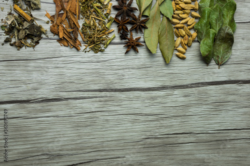 mix de hierbas aromáticas sobre madera, anís estrellado, laurel, boldo, canela, matico cardamomo y paico  © Eduardo fuenzalida 