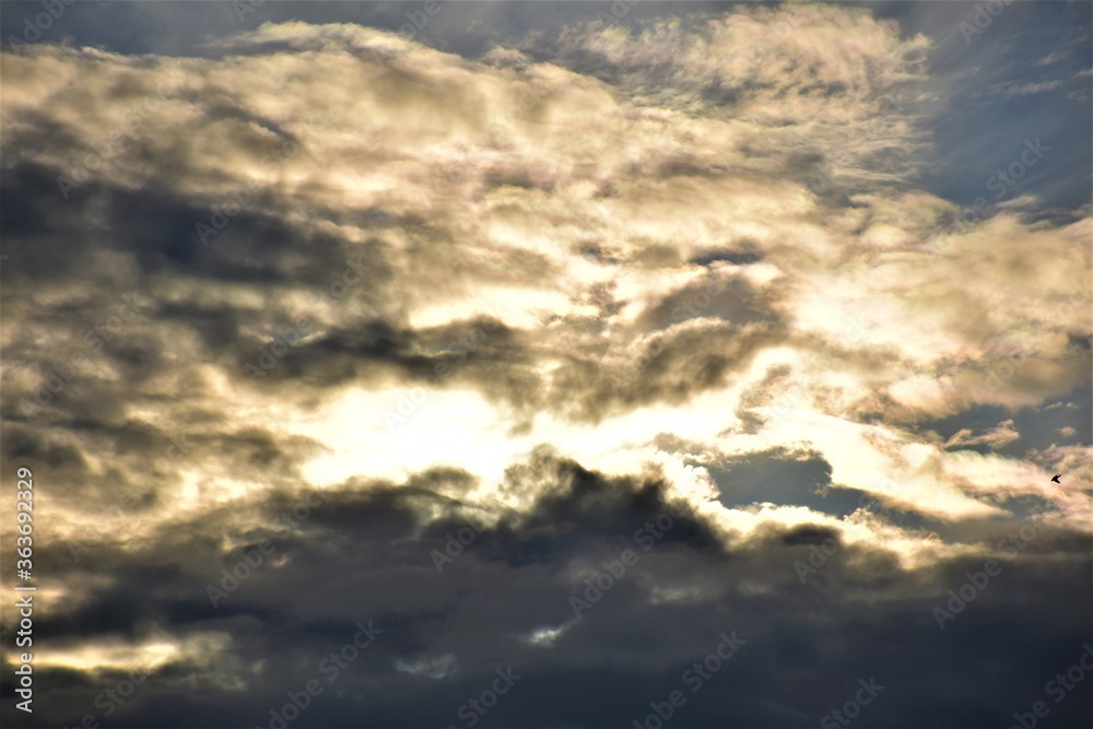 Fototapeta premium Słońce za chmurami