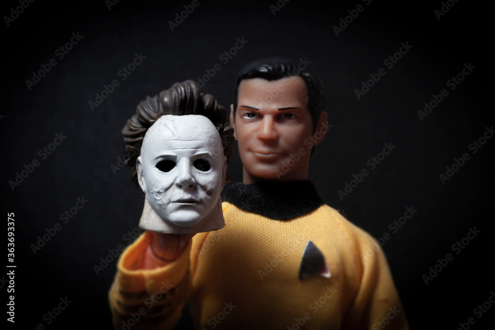 Foto Stock NEW YORK USA - JUNE 19 2019: Mego style EMCE action figure of  Star Trek's Captain Kirk holding a Halloween Michael Myers mask. The mask  used in the 1978 Halloween