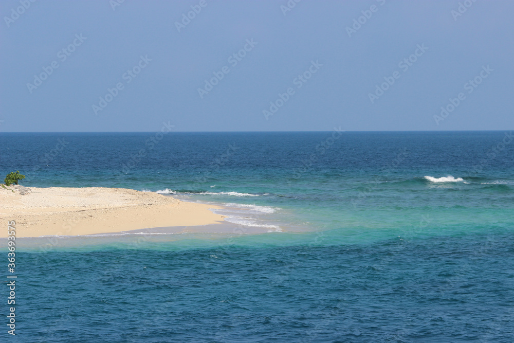 Beach with turquoise water from the Pacific ocean in Fiji