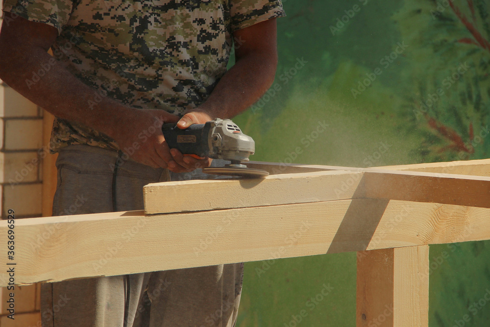 The master carpenter polishes the boards.  Construction of the terrace and woodwork.