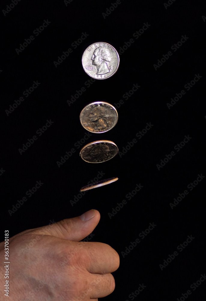 Male Hand flipping a coin. Coin flip. Heads or Tails on dark background.  foto de Stock | Adobe Stock