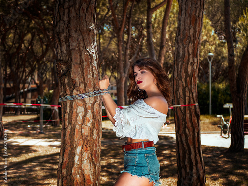 Canvas Print hippie woman tied to a tree