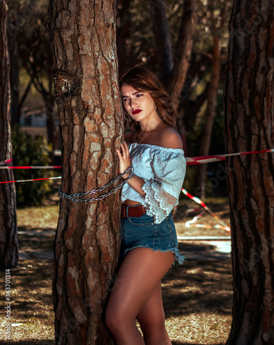 Canvas Print hippie woman tied to a tree