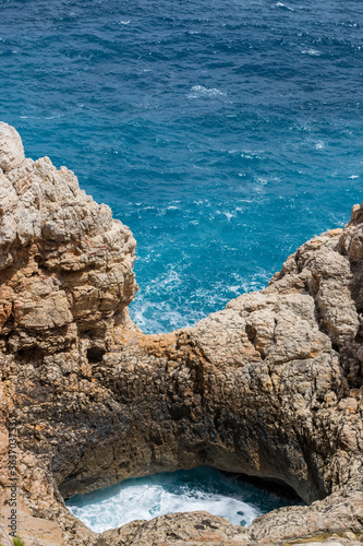 Roca en la playa de Alicante, España