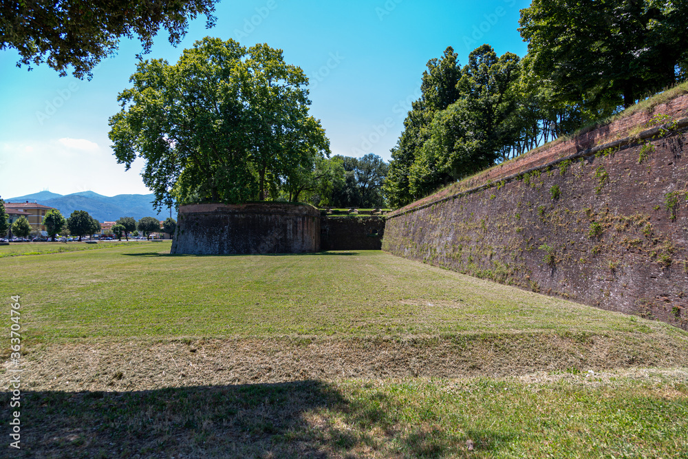 Fototapeta premium Stadtmauer und Stadttore von Lucca Stadttore mit Innen- und Aussenansicht zusätzlich Aufnahmen von der Stadtmauer in die Stadt fotografiert