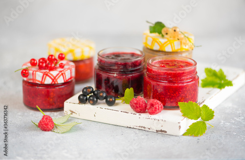 Obraz na płótnie raspberry and currant jam in small jars w salonie