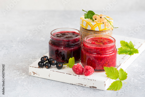 Obraz na płótnie raspberry and currant jam in small jars w salonie