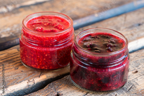 Obraz na płótnie raspberry and currant jam in small jars w salonie