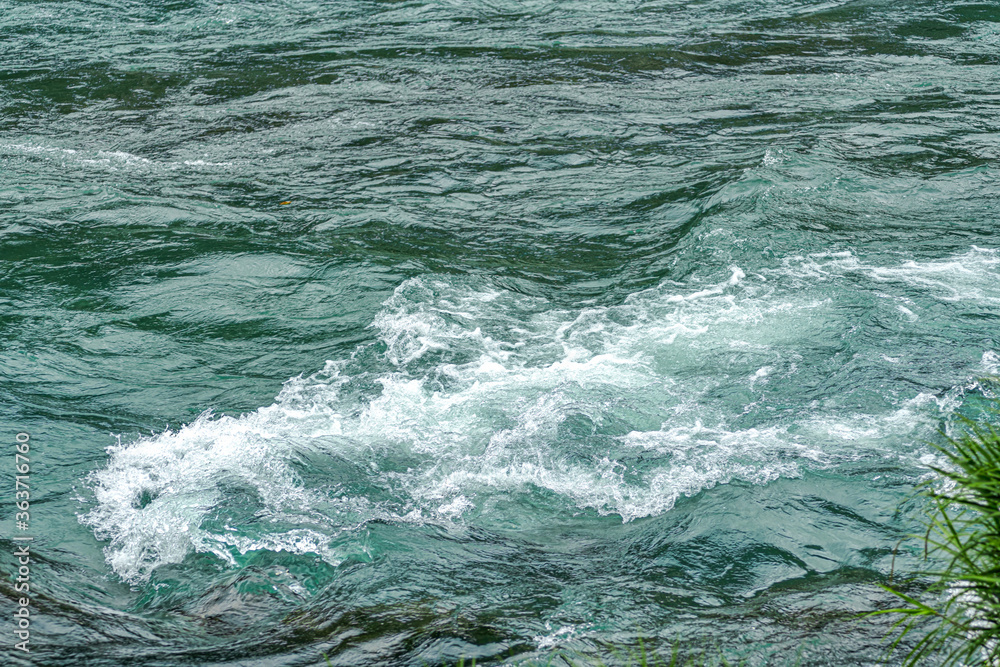 Fototapeta premium 【東京都 多摩川】上流の自然に囲まれた河川