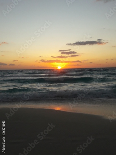 Sunrise over the beach and ocean in Cancun Mexico 2019 © CURTIS