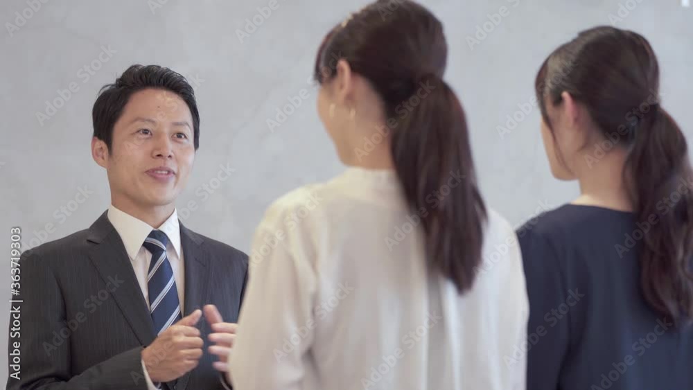接客をする男性 接客をする男性