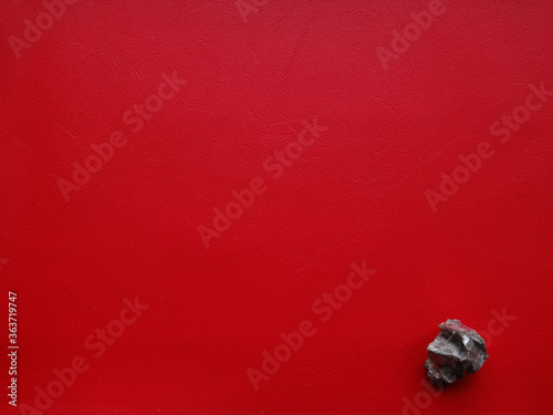 piedra energetica  en fondo rojo