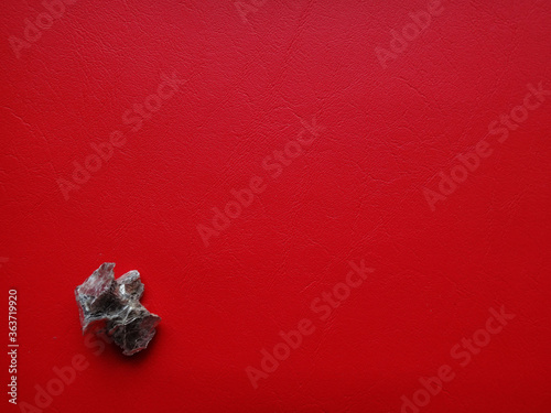 piedra energetica  en fondo rojo