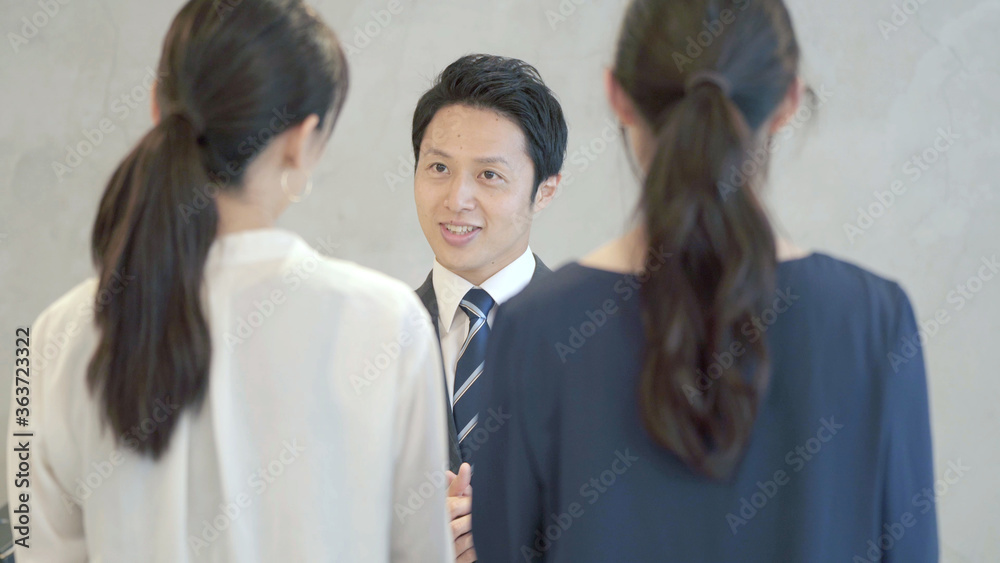 打ち合わせをするサラリーマン