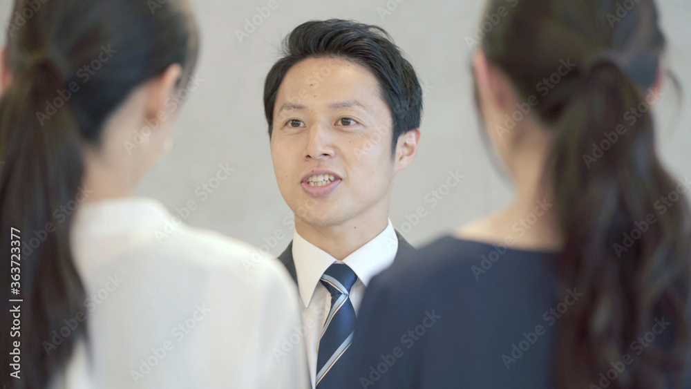 打ち合わせをするサラリーマン 打ち合わせをするサラリーマン