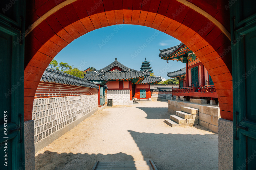 Obraz premium Gyeongbokgung Palace Korean traditional architecture in Seoul, Korea