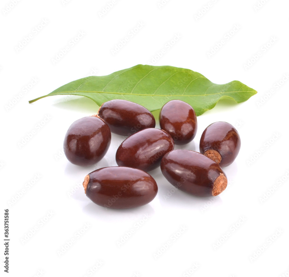 Obraz premium Fresh lychees with leaves isolated on white background