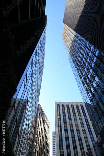 天を突く虎ノ門のオフィスビル群