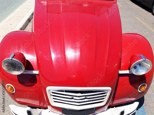 Czerwony samochód retro, Italia.