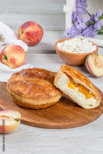 Pie with curd and apricot cut in half