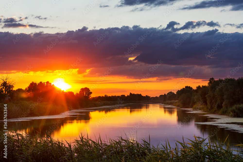 Obraz premium Lake on sunset