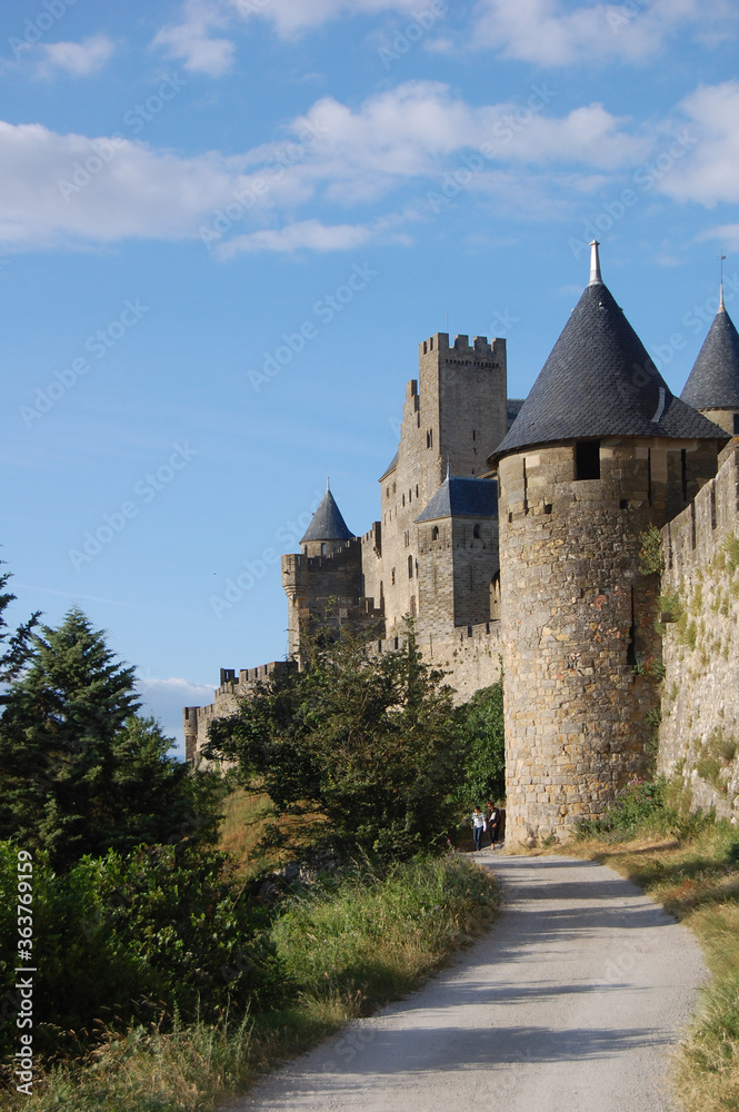 Castillo de Carcasona, Francia, Provenza vista desde las muras exteriores, torres y entrada al final de un camino de adoquines