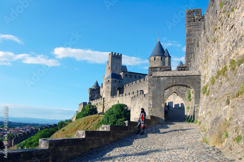 Castillo de Carcasona, Francia, Provenza vista desde las paredes exteriores, torres y entrada al final de un camino de adoquines photo